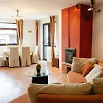 South Facing Bright Mountain View Penthouse - 2 Balconies, 300mbps Wifi, Washer شقة