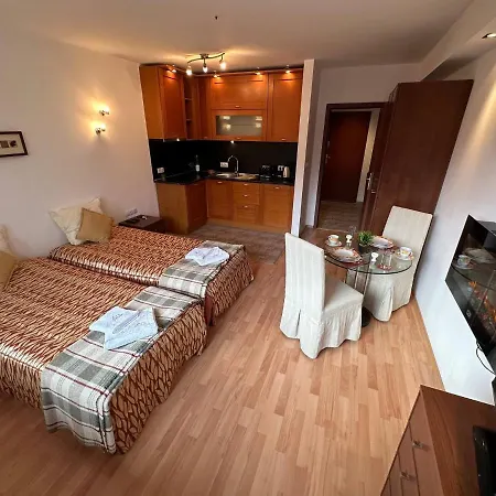 Апартаменти South Facing Bright Mountain View Penthouse - 2 Balconies, 300mbps Wifi, Washer