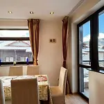 Apartment South Facing Bright Mountain View Penthouse - 2 Balconies, 300mbps Wifi, Washer