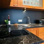 South Facing Bright Mountain View Penthouse - 2 Balconies, 300mbps Wifi, Washer *