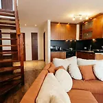 South Facing Bright Mountain View Penthouse - 2 Balconies, 300mbps Wifi, Washer Lägenhet Bansko