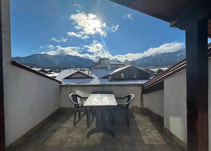 South Facing Bright Mountain View Penthouse - 2 Balconies, 300mbps Wifi, Washer Apartman Banszko