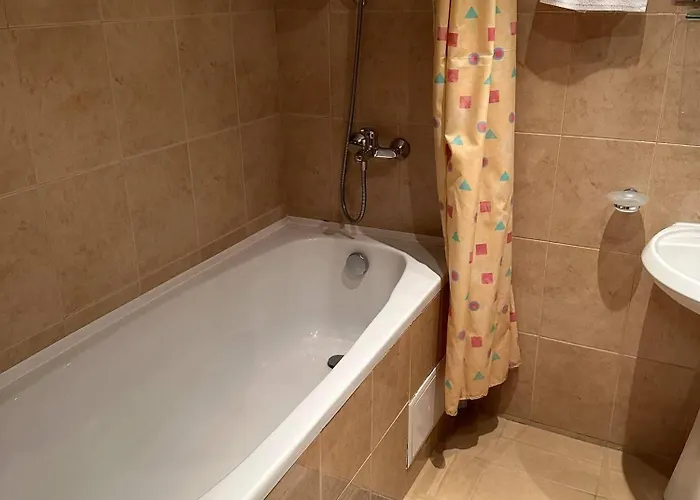 South Facing Bright Mountain View Penthouse - 2 Balconies, 300mbps Wifi, Washer 公寓 班斯科