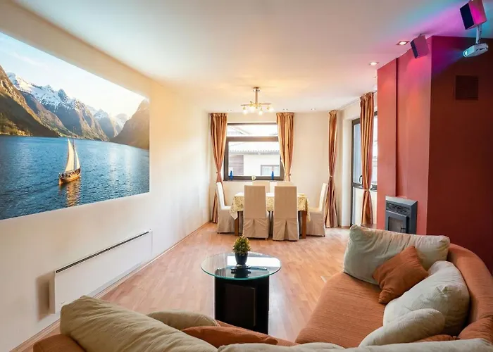 South Facing Bright Mountain View Penthouse - 2 Balconies, 300mbps Wifi, Washer