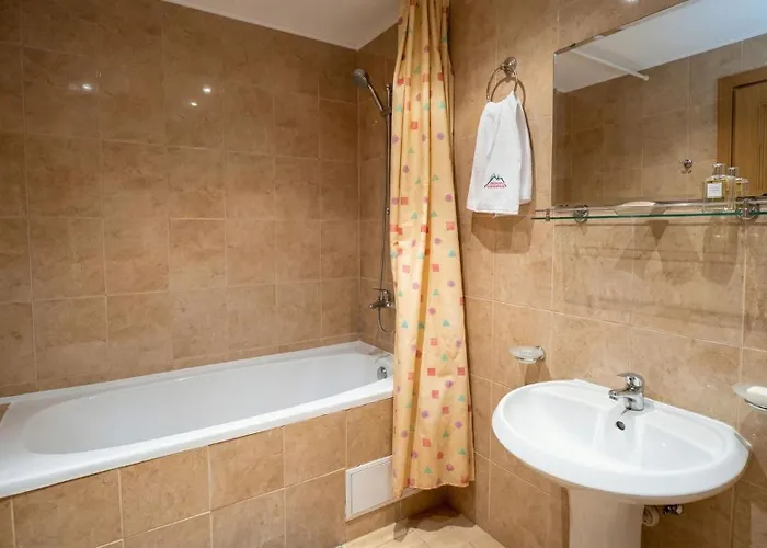 South Facing Bright Mountain View Penthouse - 2 Balconies, 300mbps Wifi, Washer